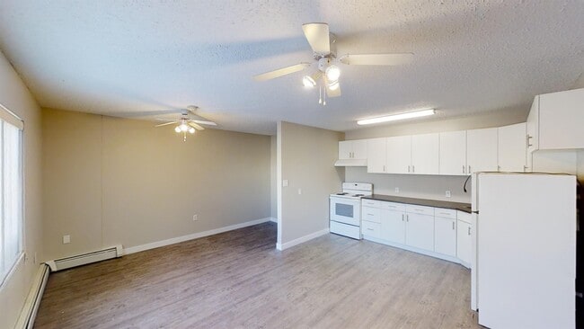Building Photo - 9932-9105 105 Ave