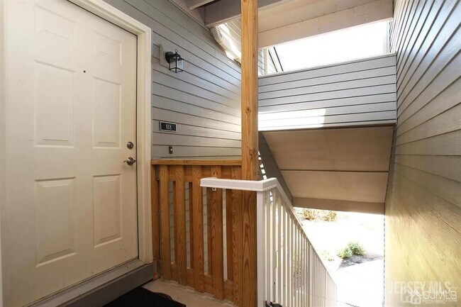 Foto del edificio - 818 Ravens Crest Dr