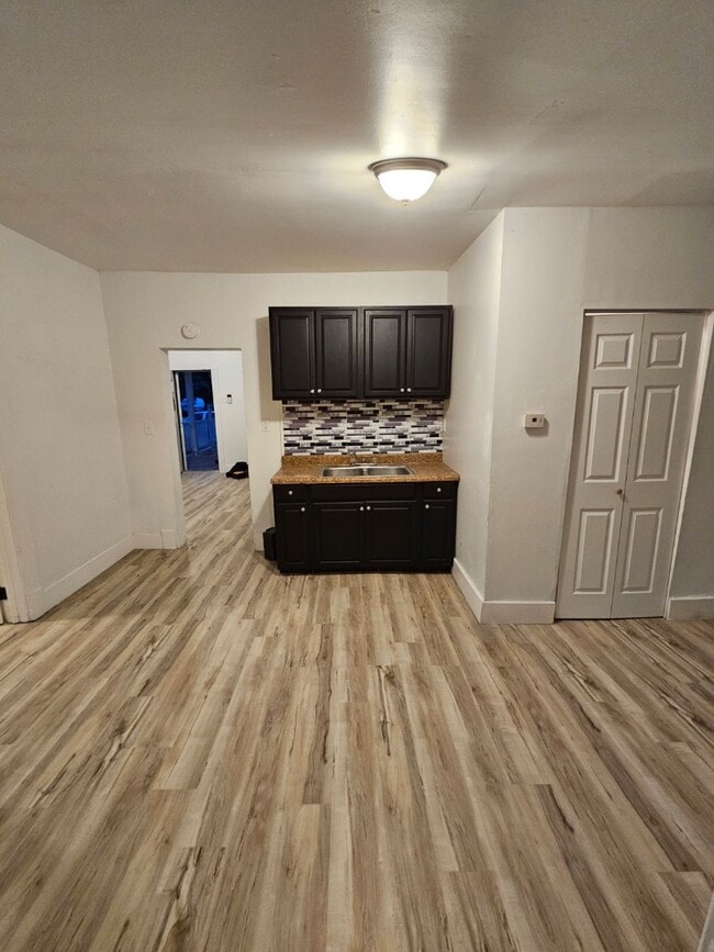 Foto del edificio - 1206 W 25th St