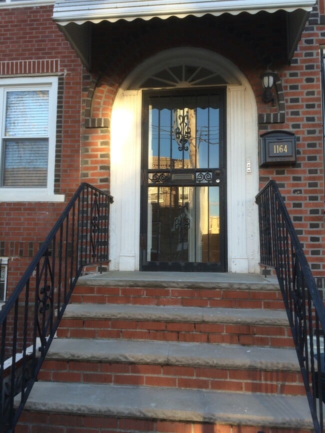 Building Photo - 1164 Ovington Ave