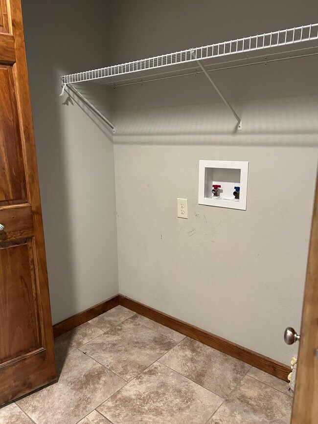 Building Photo - 105 Kula Ct