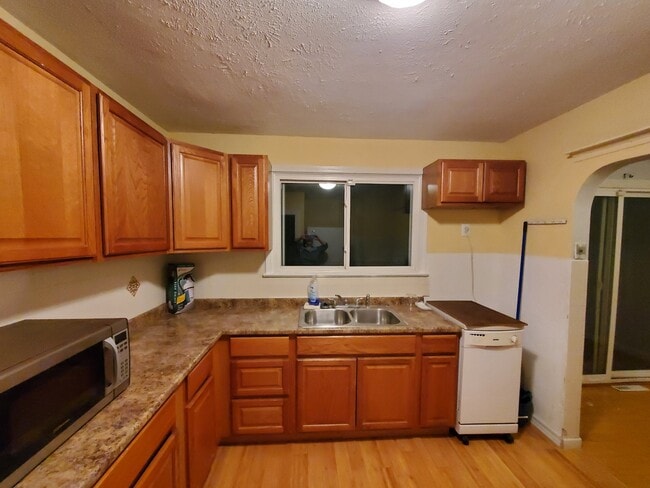 Building Photo - 3676 Hillward Dr