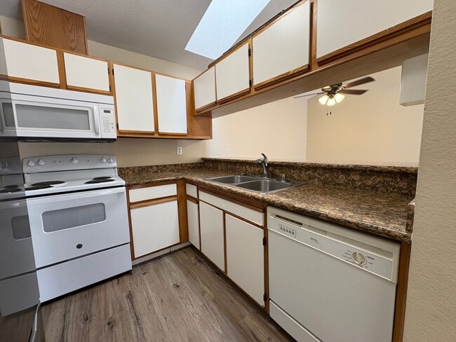 Building Photo - Single story beauty!  2 bedroom, 1.5 bath ...