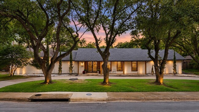 Foto del edificio - 14840 Knollview Dr