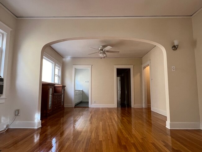 Building Photo - 1842 N Mariposa Ave