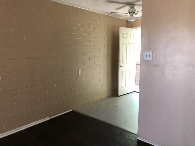 Foto del edificio - 1739 E Cheery Lynn Rd