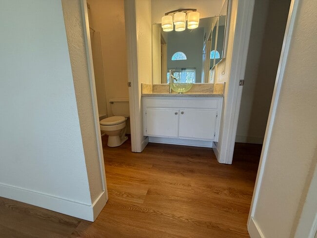 Foto del edificio - Charming 2-Bedroom Upper Unit Condo with Community Amenities in Newhall!