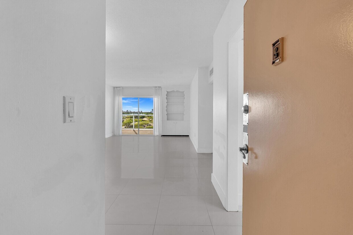 Foto principal - 400 Kings Point Dr