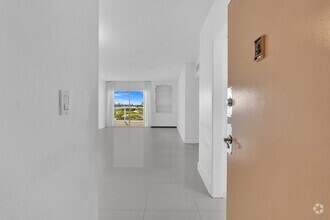 Building Photo - 400 Kings Point Dr