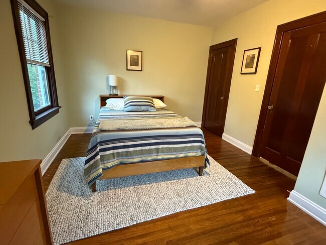 Large bedroom with high end cotton bedding - 6322 Hamilton Ave