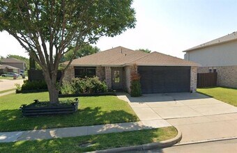 Building Photo - 2533 Pecan Dr