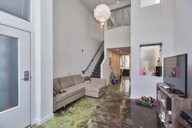 Building Photo - Large Loft in SOMA