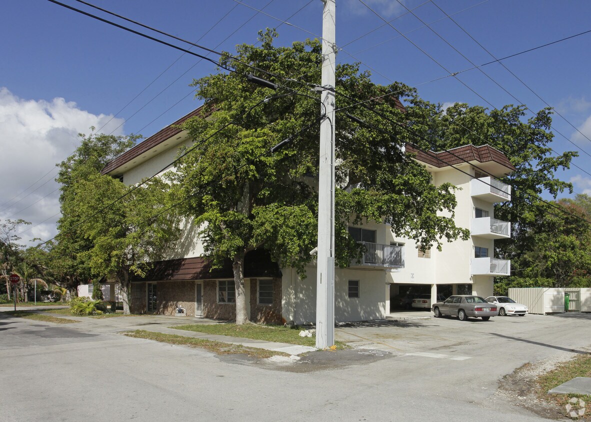 Building Photo - Biscayne Pointe