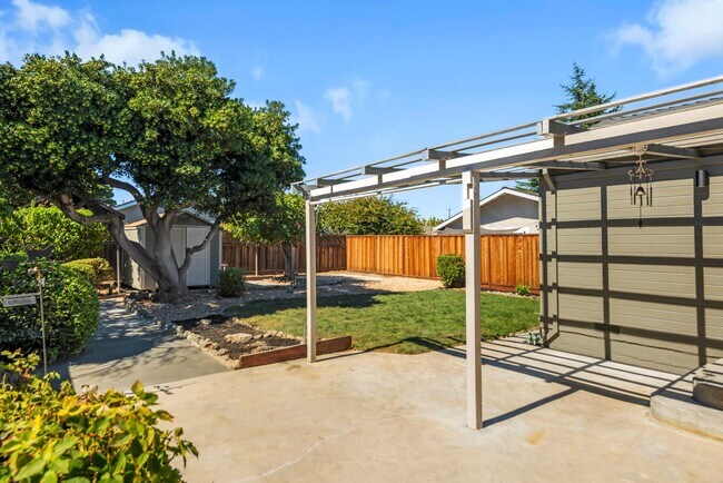 Building Photo - Newly Remodeled 4 Bedroom 2 Bathroom Singl...