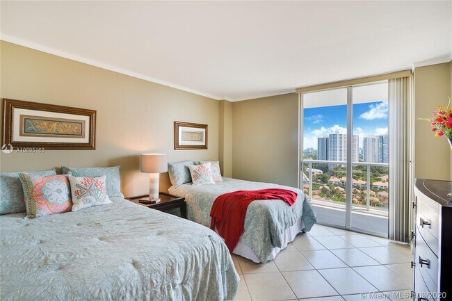 Building Photo - 3701 N Country Club Dr
