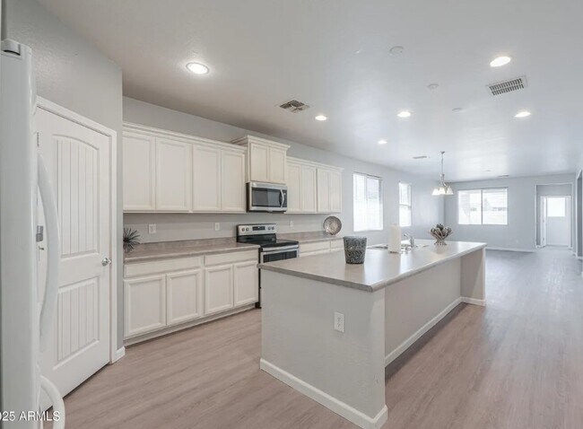 Cocina - 40768 W Rio Grande Dr