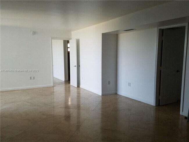 Foto del edificio - 2457 Collins Ave