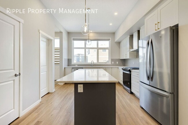 Photo du bâtiment - AMAZING 4 BEDS/3 BATHS UPPER LEVEL ONLY!