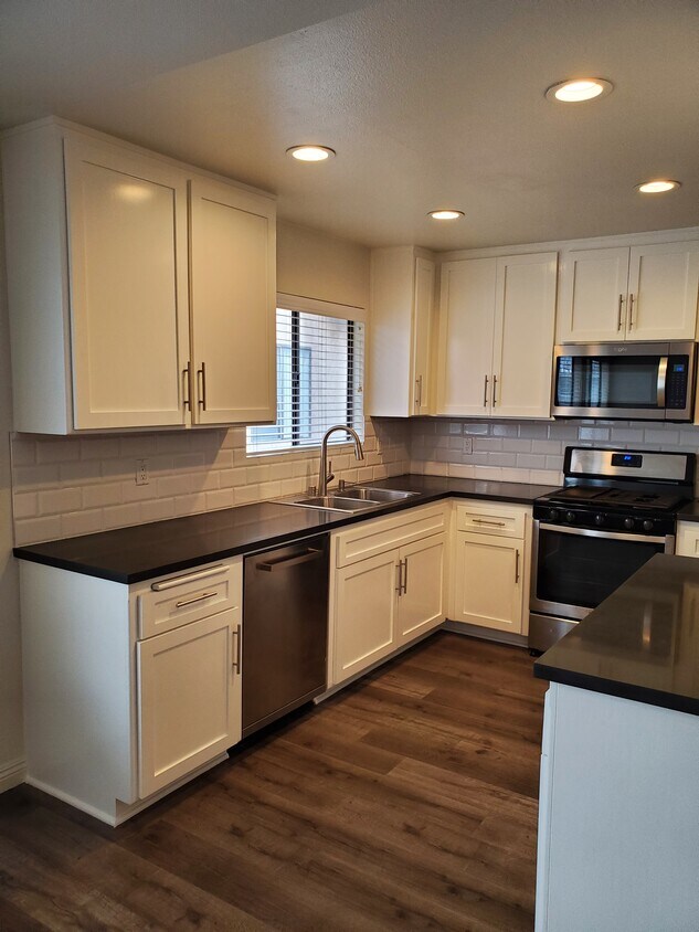 Foto principal - 12750 Vanowen St