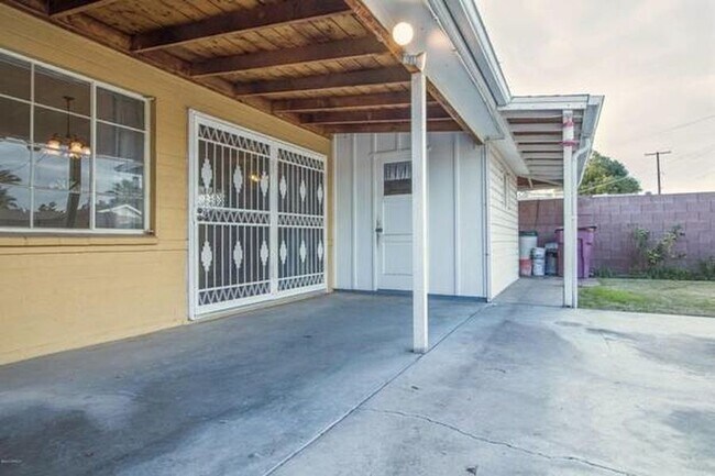 Gran patio trasero: la casa ahora tiene un agradable color beige. - 6902 E Latham St