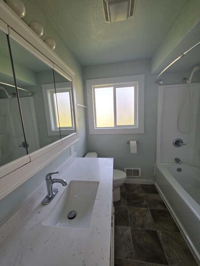 Foto del edificio - 15652 US-101