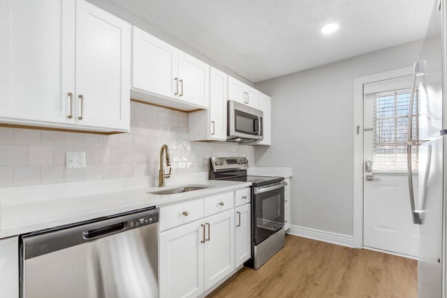 Building Photo - 424 E Mithoff St