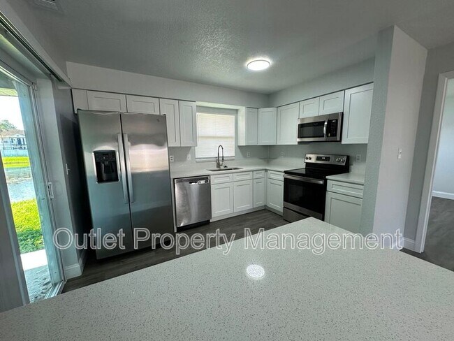 Building Photo - 7526 University Garden Dr