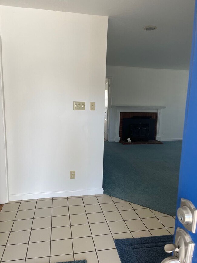 Foto del edificio - Great Four Bedroom, Three Bathroom House in Monterey