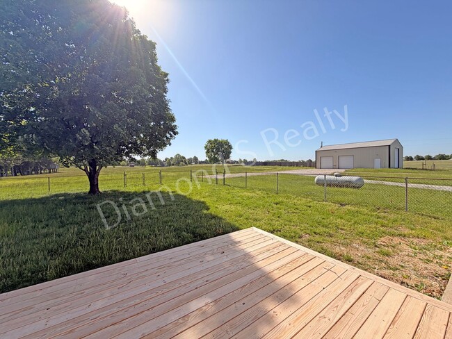 Building Photo - 5 Acres!! Country Home with Shop Building & Spacious Yard Available!