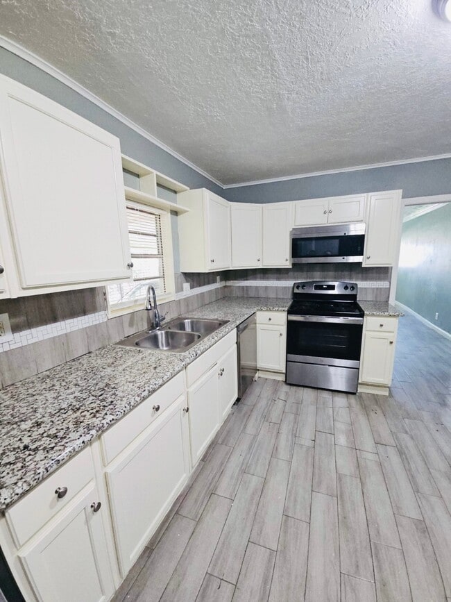Building Photo - 250 Stephenson Dr