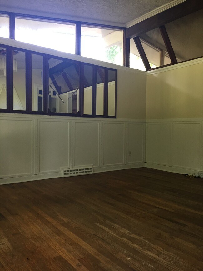 Foto del edificio - Single level, 3 bedroom home available Nea...