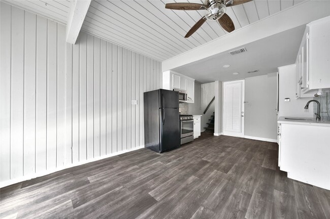 Building Photo - 28 Lakeway St