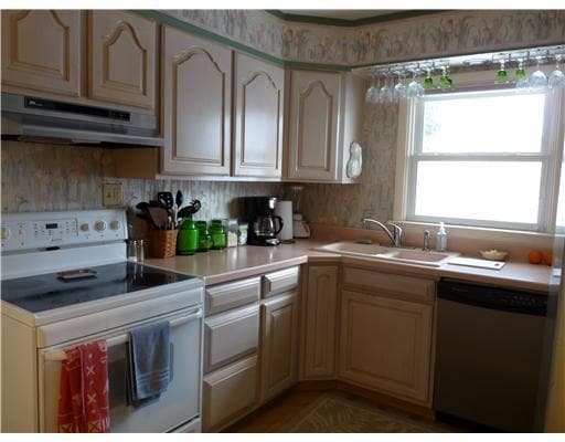 Building Photo - Great location home with 2 bedroom, 2 bath...