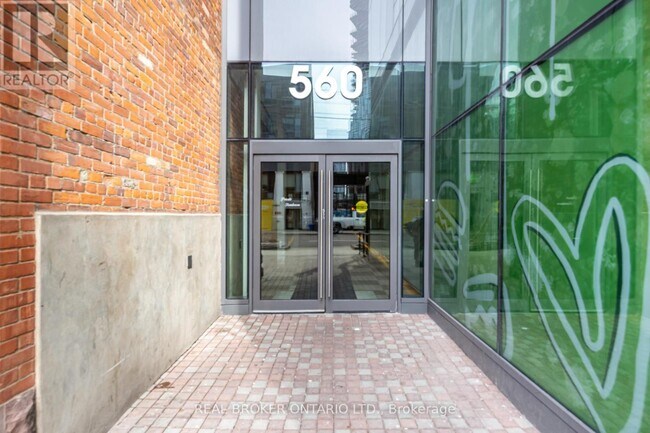 Photo du bâtiment - 560 King St W