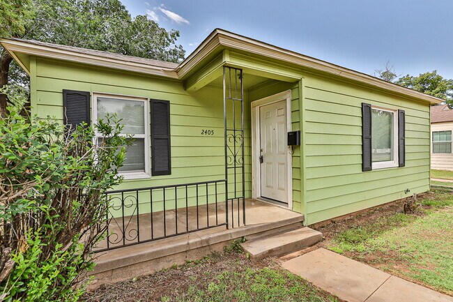 Foto del edificio - Great Central Lubbock Location / Gorgeous refinished original wood floors!