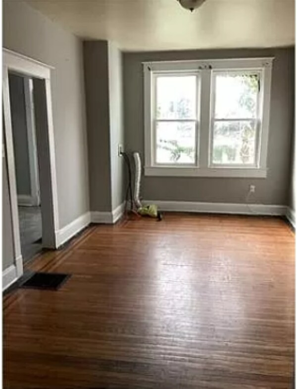 Foto del edificio - 4 Bedroom home with Hardwood Flooring
