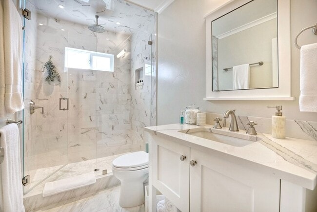 Building Photo - 3080 Lincoln St