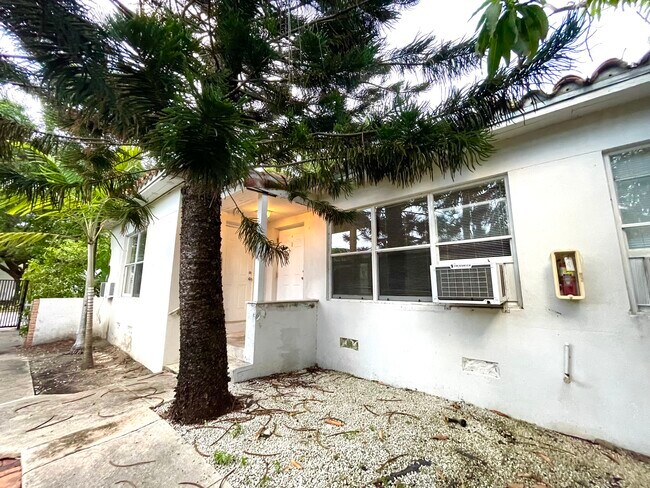 Foto del edificio - 7905 Crespi Blvd