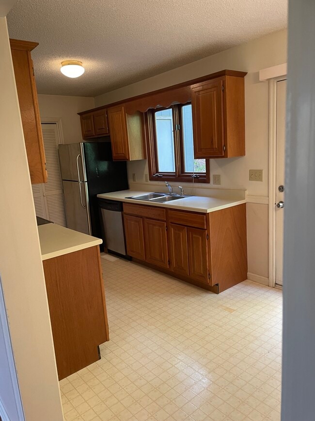 Kitchen w/ SS dishwasher; garbage disposal - 6709 Langston Dr