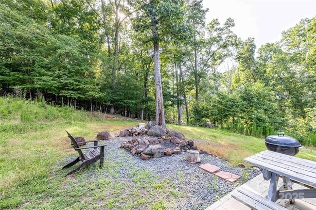 Building Photo - 242 Newport Dr