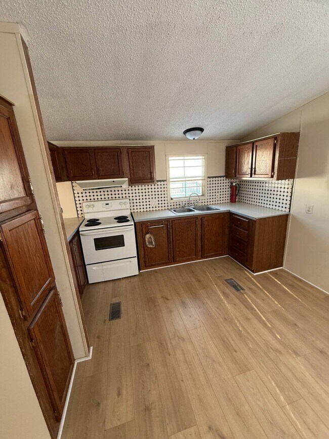 Foto del edificio - 1800 E Jordan Rd