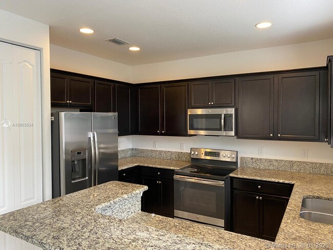 Building Photo - 9596 Town Parc Cir S