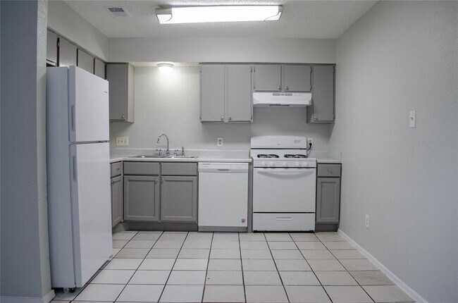 Building Photo - 1201 Southport Dr