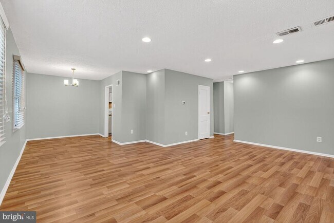 Foto del edificio - 7600 Lisle Ave