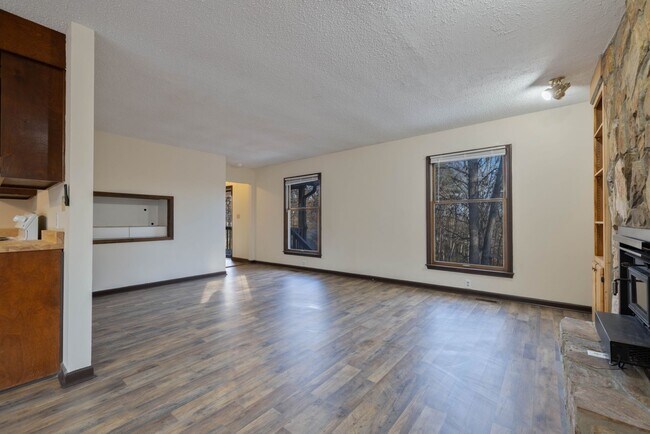 Building Photo - Quiet 3-bed 2-bath Spacious Home