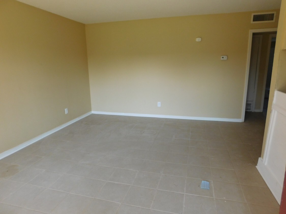 Primary Photo - 1150 Hollywood Drive, Unit 1
