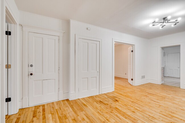 Foto del edificio - 651 Adams St NE