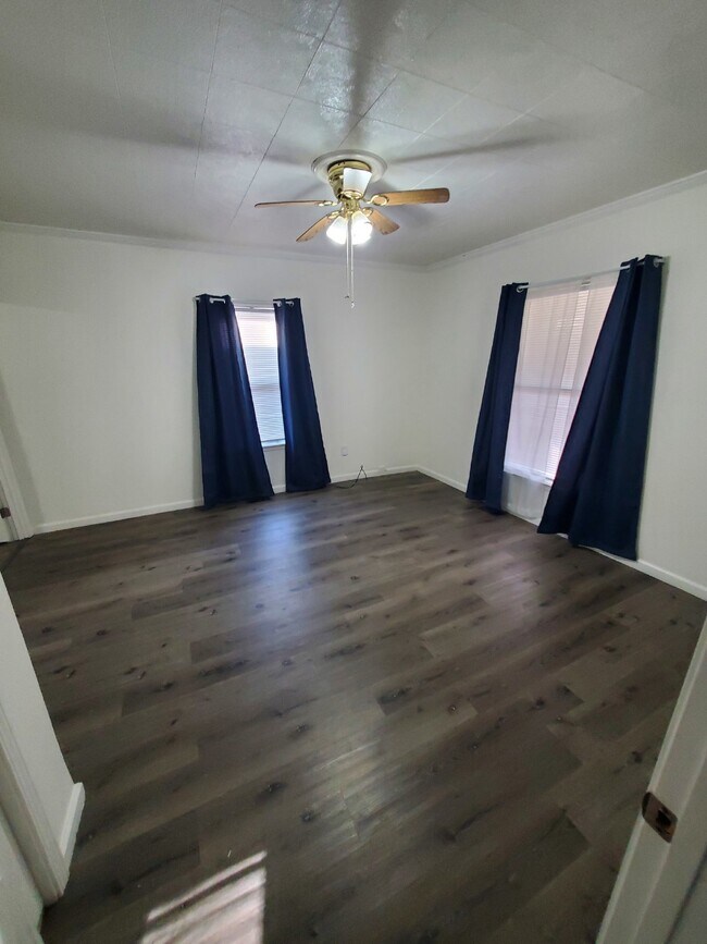 Foto del edificio - 2 Bedroom on Powell Ave