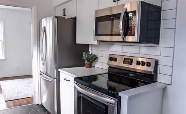 Foto del edificio - Spacious Three Bedroom Available Now!