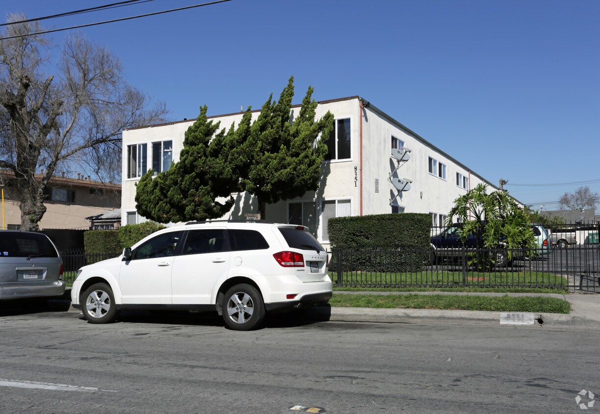 Foto principal - 8351-8357 Gardendale St